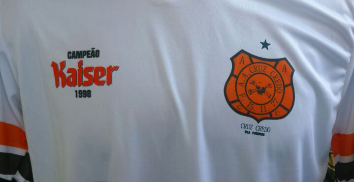 Camisa do Cruz Credo que homenageia título conquistado pelo time da Copa Kaiser. (foto: Reprodução/facebook)