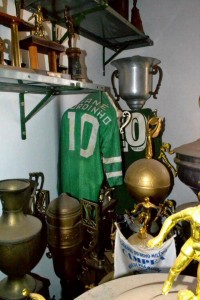 Camisa de um ex-jogador do Alvim faz parte da sala de troféus (foto: Diego Viñas/Acervo CRFB)