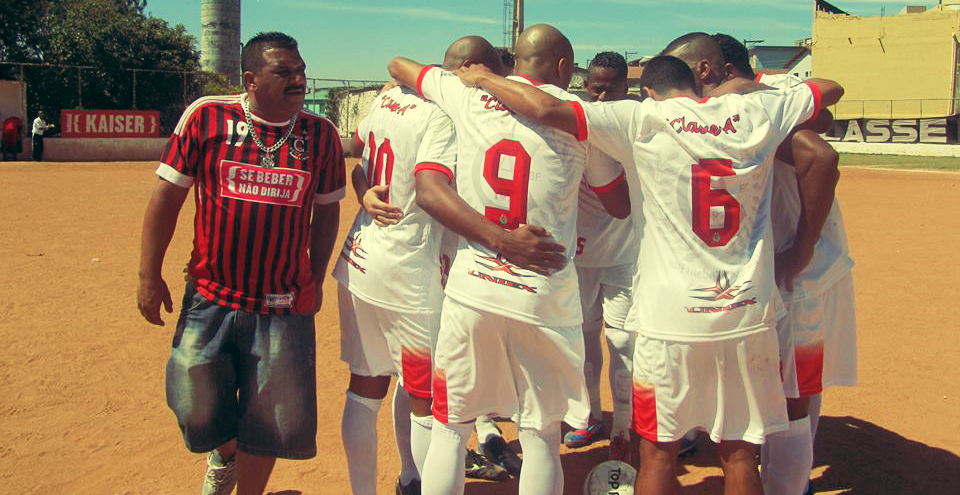 Jogadores do Classe A fazem a última preleção antes da partida (foto: Reprodução/Facebook))
