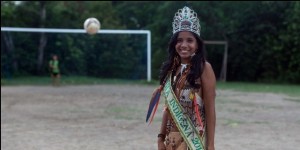 Rainhas do Peladão: vencedora de 2013 foi Suellen, uma jovem de 18 anos da etnia Dessano, que usa como pendente um dente de onça, símbolo de força. (foto: AFP/Yasuyoshi Chiba)