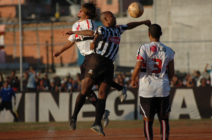 Botafogo de Guaianases recebeu a categoria de base do São Paulo Futebol Cluibe, time profissional, em seu campo na zona leste. (foto: Arquivo)