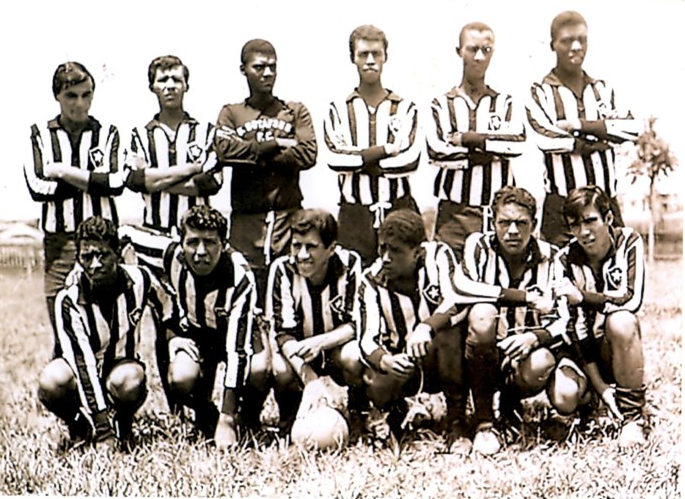 Raridade: uma das primeiras fotos do elenco do Botafogo de Guaianases na década de 1950 (foto: Arquivo|Botafogo)