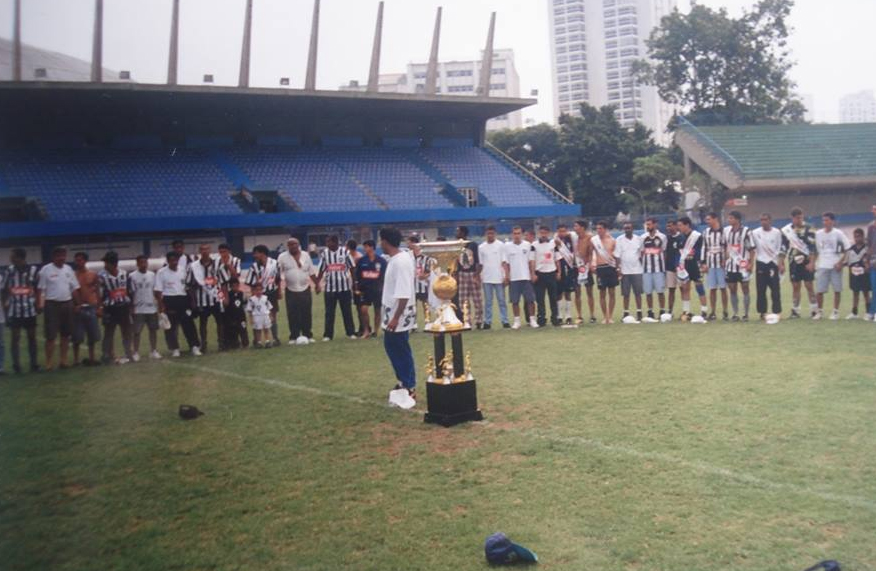 Jogadores, diretores e torcedores do Botafogo se reúnem depois do título da Copa Kaiser 1997 (foto: Arquivo)
