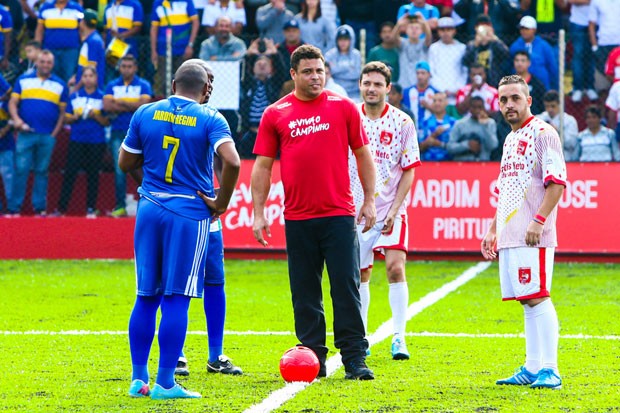 Ronaldo dá pontapé inicial na inauguração do gramado sintético do Campo do Comercial de Pirituba (foto: Divulgação)