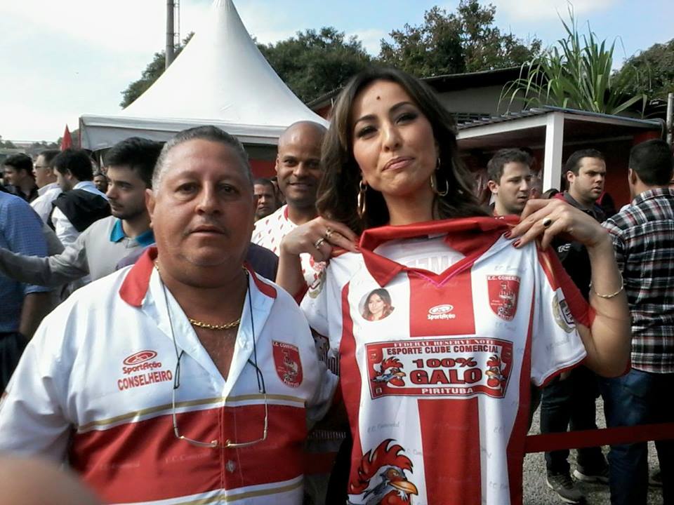 Diretor do Comercial de Pirituba tira foto com a apresentadora Sabrina Sato, que exibe o manto do time (foto: Reprodução | Facebook)