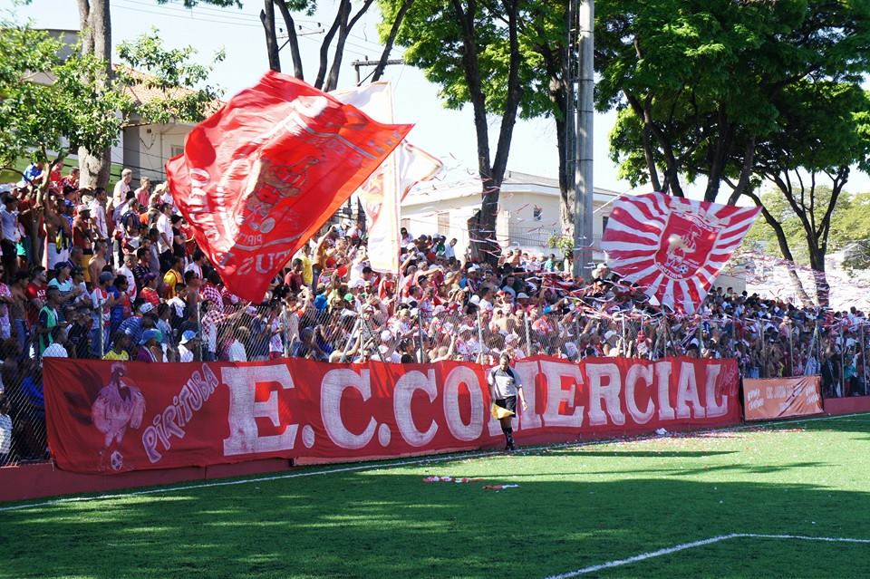 Torcida do Comercial fazendo bonito com o novo gramado do campo em Pirituba, Zona Norte de SP. (foto: Reprodução | Facebook)