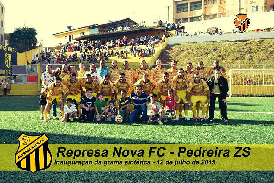 Time do Represa Nova no dia da inauguração do gramado sintético (foto: Diego Viñas / VárzeaPédia) 