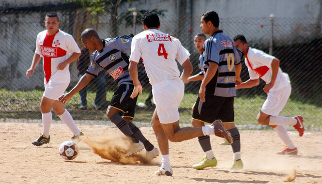 Cantareira, de cinza e preto, durante partida da Copa Kaiser 2011 (foto: Reprodução/Facebook)