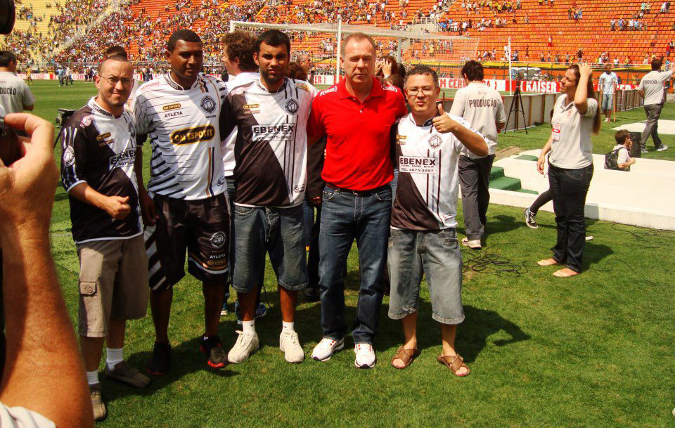 Final da Copa Kaiser 2012 no Pacaembu: da esquerda para direita, estão o artilheiro da competição Macedo (o segundo), o então técnico da Seleção Brasileira (de vermelho) e o presidente Bubu (quinto). (foto: Arquivo/Cantareira)