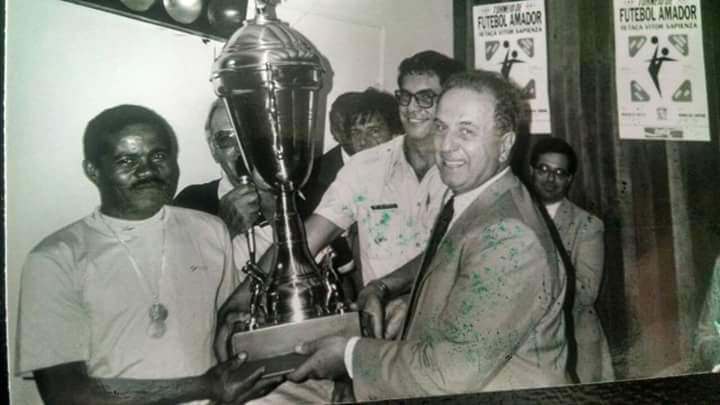 Codó (à esquerda) antigo presidente do Guarani, recebe o troféu de campeão da Copa Sapienza (foto: Reprodução / Facebook)