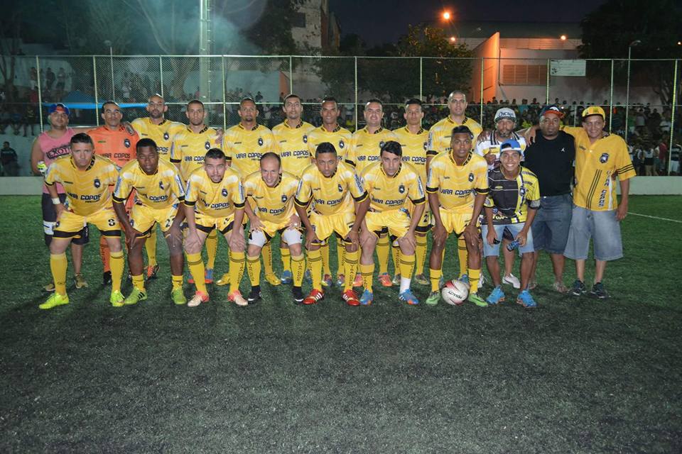 Elenco 2015 do Vira Copos de Pirituba no campo do Vida Loka da Brasilândia. (foto: Reprodução / Facebook)