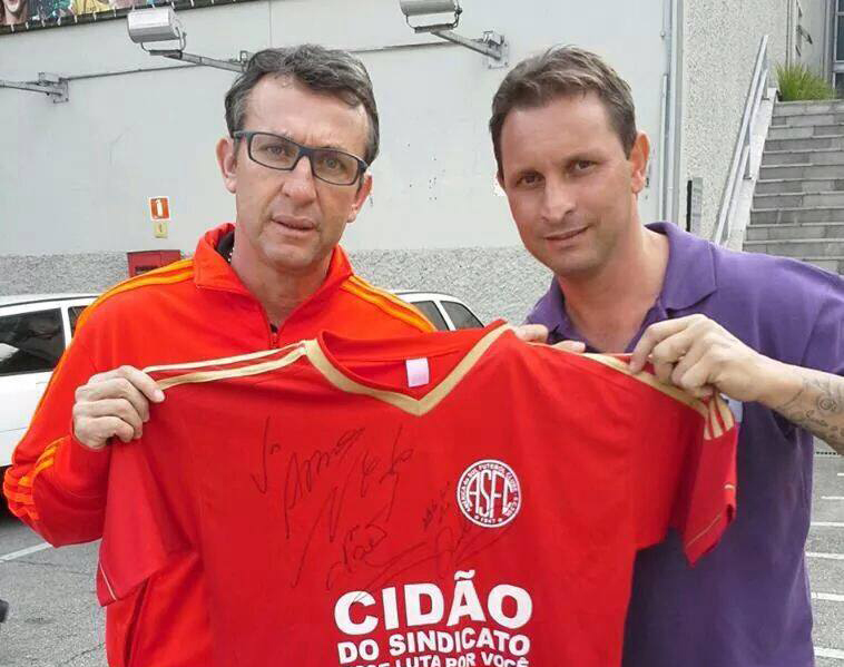 Neto, ex-jogador e atualmente comentarista esportivo, segura camisa do América do Sul, ao lado de Gino, ex-Corinthians e Paysandu (foto: Arquivo Pessoal)